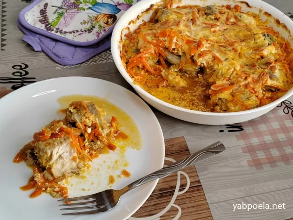 Мінтай у духовці зі сметаною та овочами