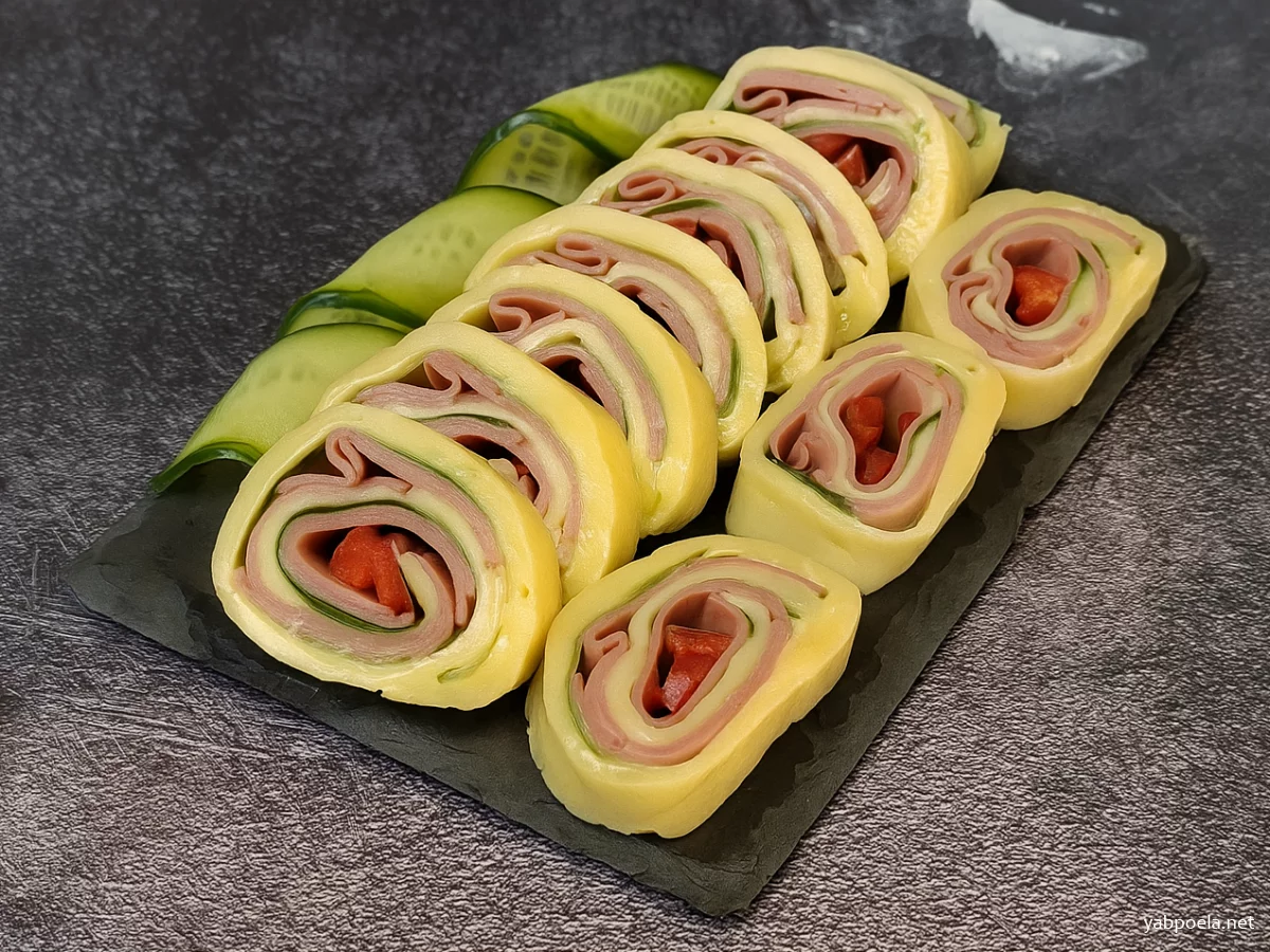 Святковий сирний рулет з м'ясною нарізкою та овочами