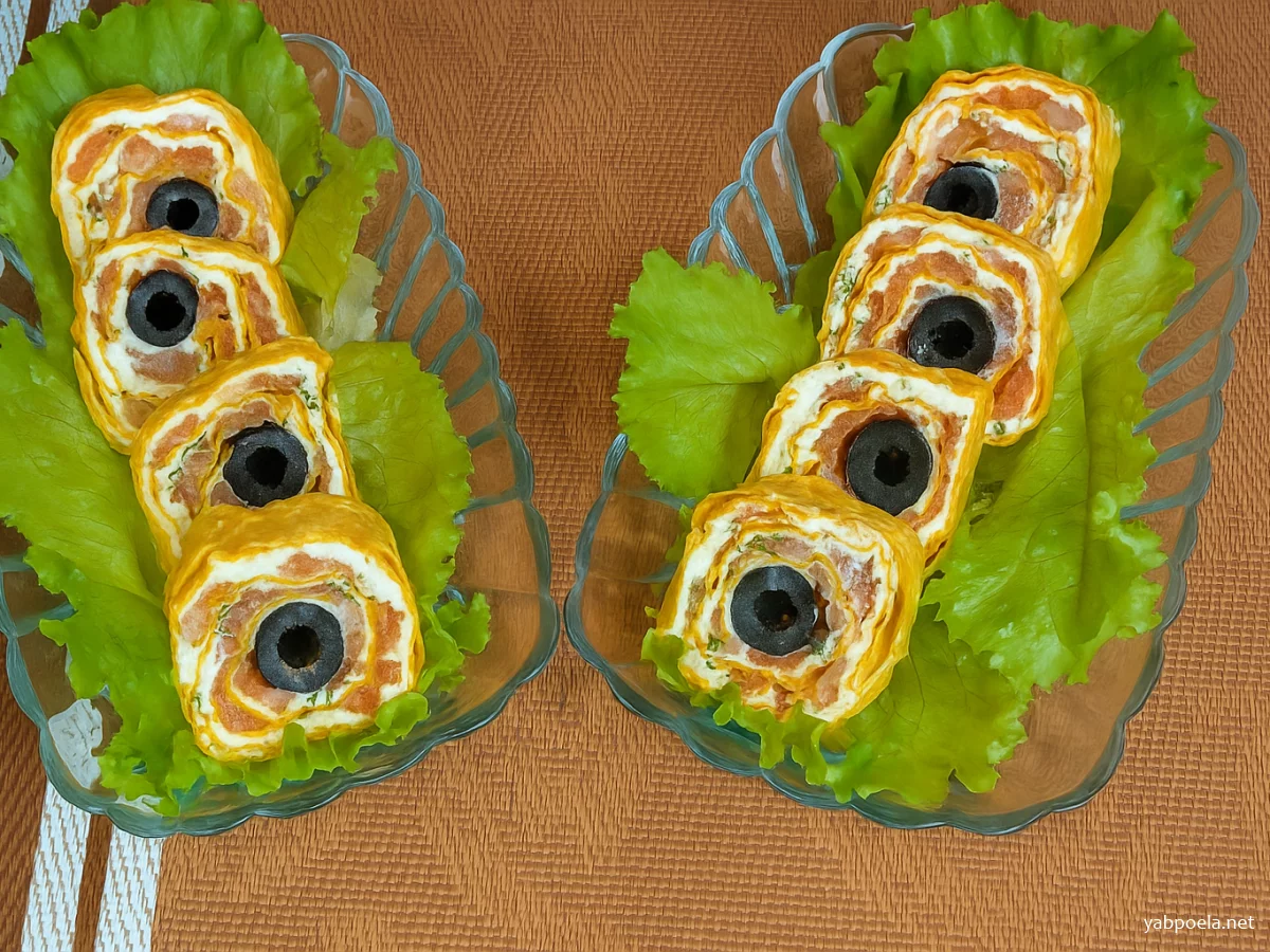 Рулет з лаваша з червоною рибою, сиром та маслинами: ідеальна закуска