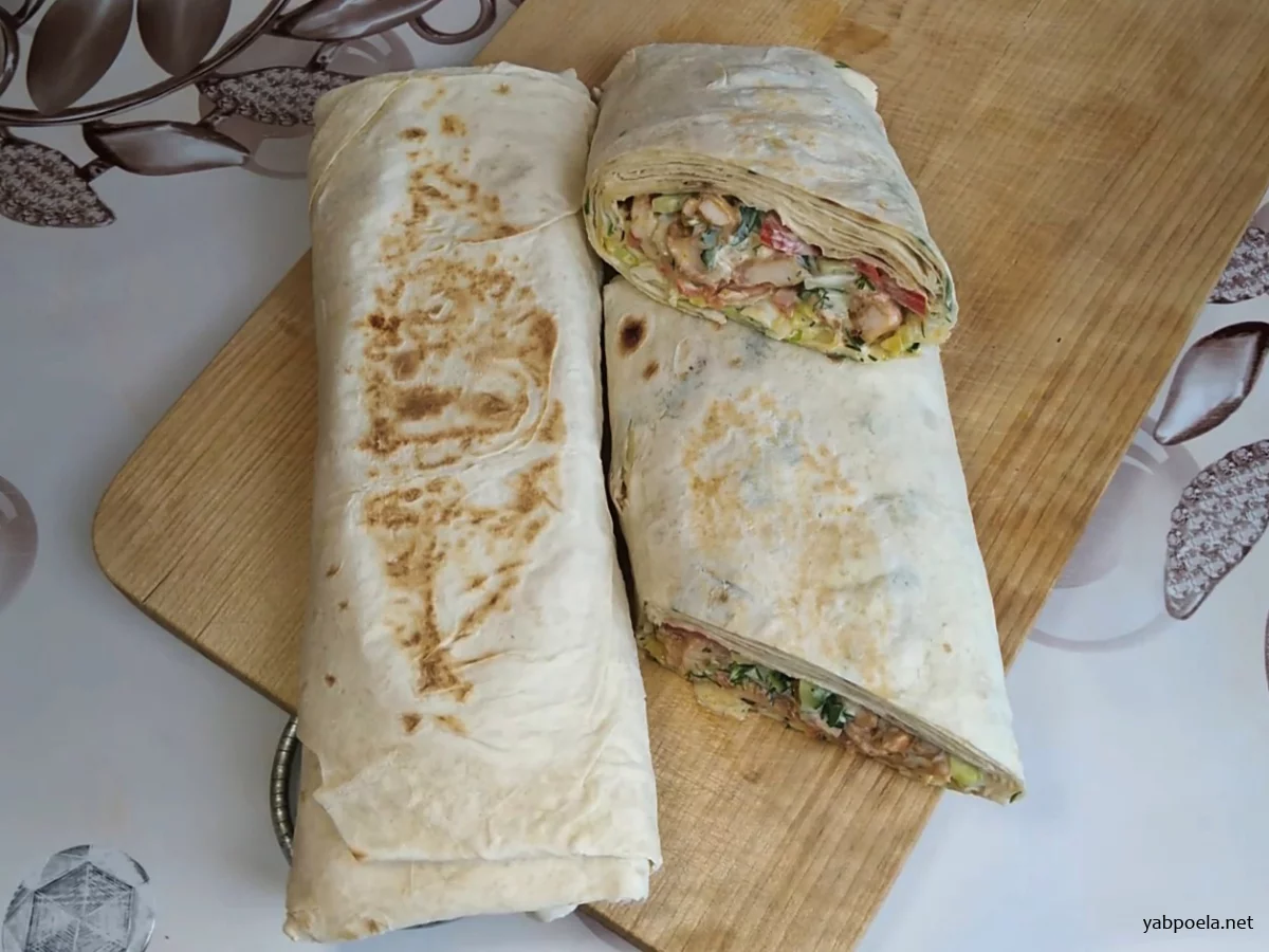 Соковита домашня шаурма з куркою та двома видами соусу