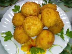 Золотисті сирні кульки з сюрпризом (смажені у фритюрі)