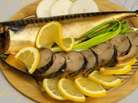 Маринована скумбрія в лушпинні цибулі та чаї