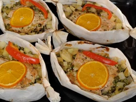 Горбуша, запечена в човниках з овочами та апельсином