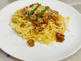 Класична паста болоньєзе (Макарони з фаршем у томатному соусі)