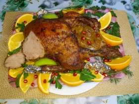 Качка фарширована яблуками в апельсиновому маринаді (соковита і ніжна)