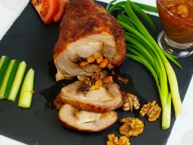 Фарширована гомілка індички з чорносливом та морквою (святкова подача)