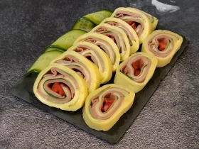 Святковий сирний рулет з м'ясною нарізкою та овочами