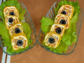 Рулет з лаваша з червоною рибою, сиром та маслинами: ідеальна закуска