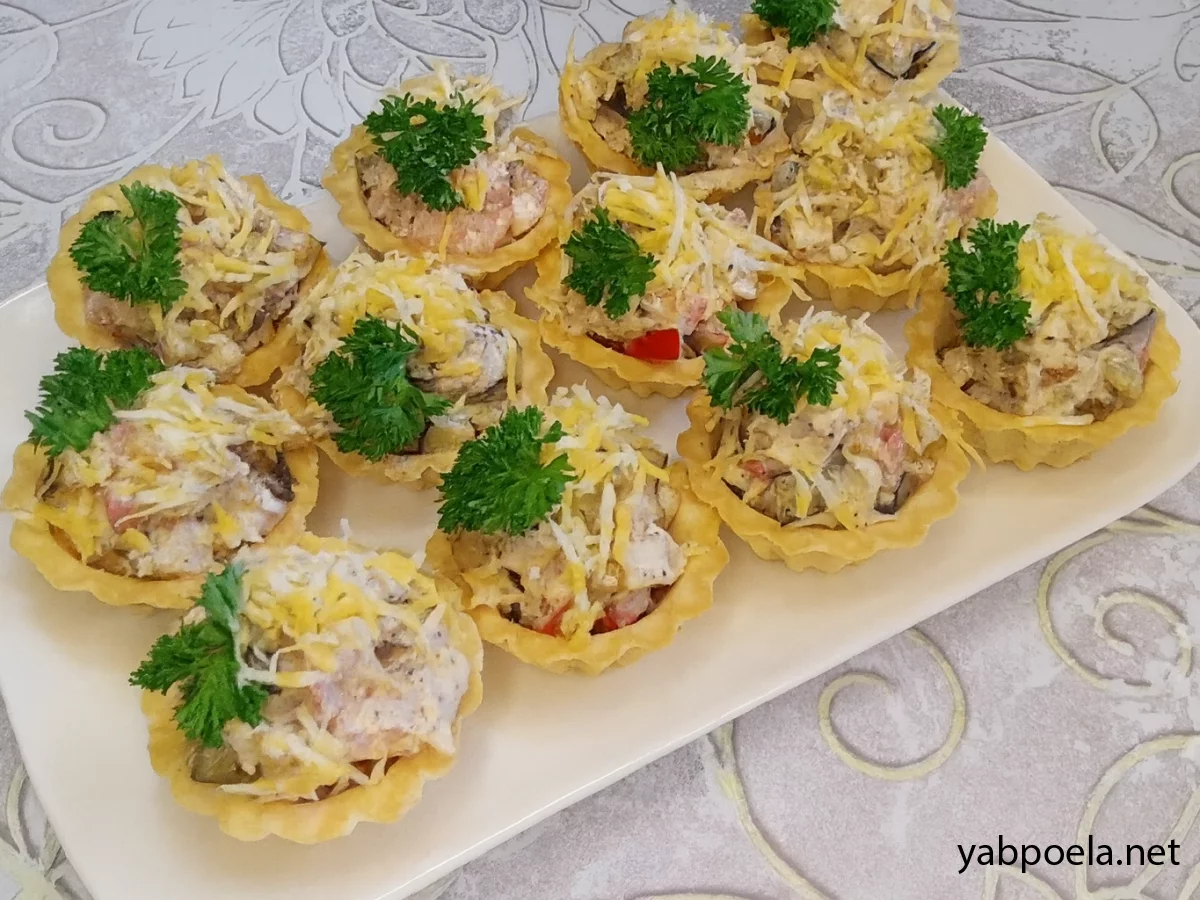 Салат з куркою, баклажанами та грибами в тарталетках
