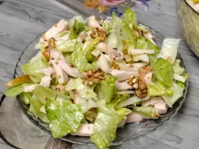 Легкий салат "Красуня" з куркою та грушею без майонезу