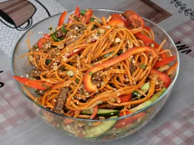 Азійський салат з яловичиною, хрусткими овочами та кунжутом