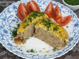 М'ясні «стожки» з картоплею та солоним огірком під сирною шапочкою