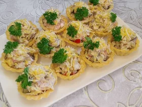 Салат з куркою, баклажанами та грибами в тарталетках