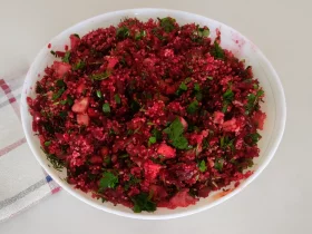 Салат з буряка з кіноа та гранатом