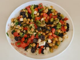 Салат із нуту з авокадо та фетою