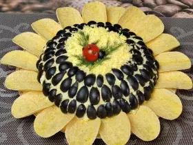 Салат Соняшник з копченою куркою та чіпсами