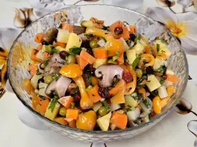 Яскравий і корисний салат "Тайговий" з грибами та журавлиною