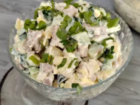 Ситний м'ясний салат з яловичиною та запеченою картоплею