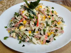 Крабовий салат із «секретом» та свіжим огірком