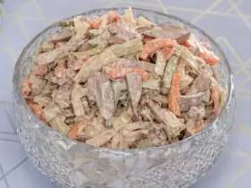 Ніжний салат "Обжорка" з курячою печінкою та солоним огірком