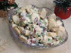 Салат "Наполі" з куркою, квасолею та сухариками