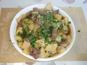 Тушкована картопля з м'ясом у банці: чудовий домашній рецепт