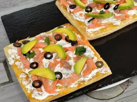 Закусочний пиріг на листковому тісті з червоною рибою та авокадо