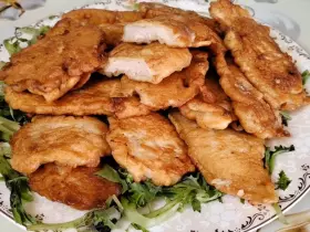 Соковита куряча грудка в цибулевому клярі: найкращий рецепт відбивних