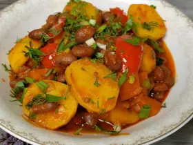 Тушкована картопля з квасолею в томатному соусі (Пісний рецепт)