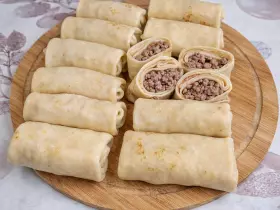 Тонкі млинці із соковитою м'ясною начинкою