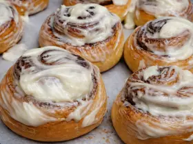 Повітряні булочки синнабон з корицею та вершковою глазур’ю