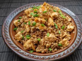 Смачна гречка з куркою, цибулею та морквою