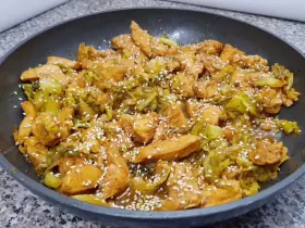 Курка з капустою в соєво-медовому соусі