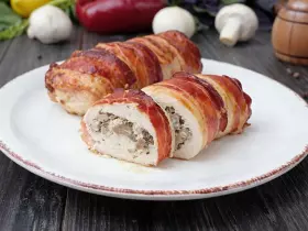 Курячі грудки з грибами в беконі