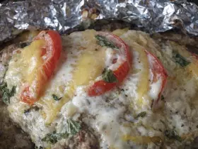 Куряче філе запечене з помідором та сиром