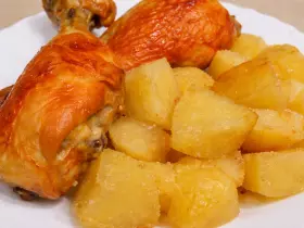 Курячі ніжки з картоплею в духовці