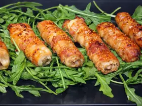 Курячі рулетики в беконі та медовій глазурі