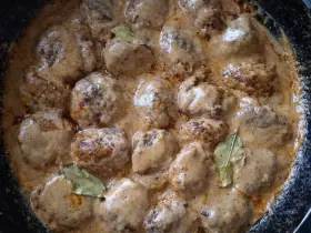 Курячі тефтелі у сметанно-томатному соусі