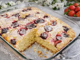 Швидкий пиріг з полуницею та сиром на кефірі