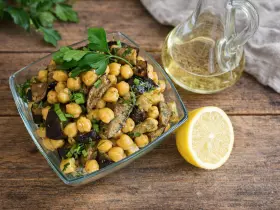 Пісний салат з нутом і баклажанами під пряною заправкою