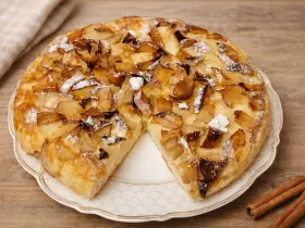 Повітряна шарлотка з яблуками на сковороді