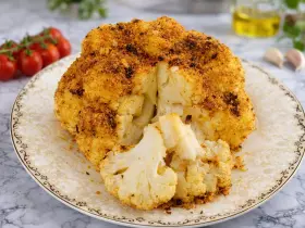 Запечена цвітна капуста цілою з хрусткою скоринкою