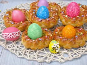 Великодні булочки-віночки
