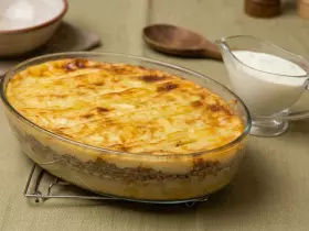 Картопляна запіканка з фаршем і ніжним соусом бешамель