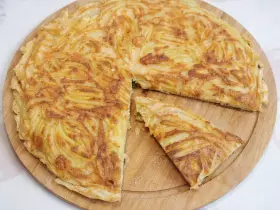 Швидка запіканка з тертої картоплі з сиром і яйцями на сковороді