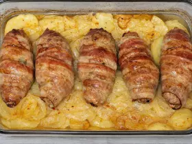 Соковитий кебаб з беконом і картоплею в духовці