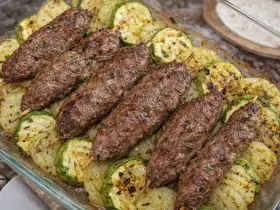 Соковитий люля-кебаб на шпажках з картоплею та кабачком у духовці