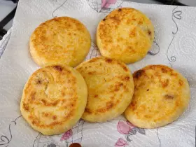 Ідеальні класичні сирники з родзинками: перевірений роками рецепт