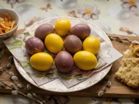 Натуральне фарбування великодніх яєць буряком і куркумою: 2 способи без хімії