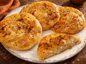 Хрусткі пироги-равлики з куркою з тонкого витяжного тіста